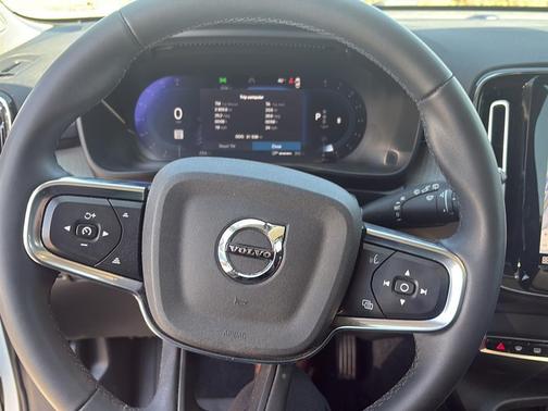 2023 Volvo XC40 B5 Plus Bright Theme