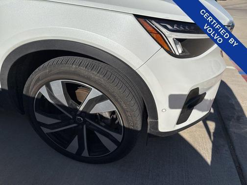 2023 Volvo XC40 B5 Ultimate Bright Theme