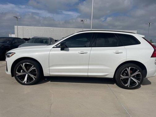 2022 Volvo XC60 B5 R-Design