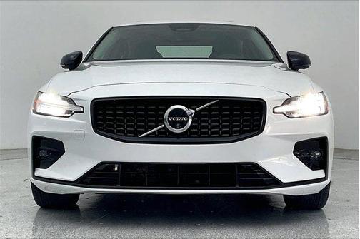 2024 Volvo S60 B5 Plus Dark Theme