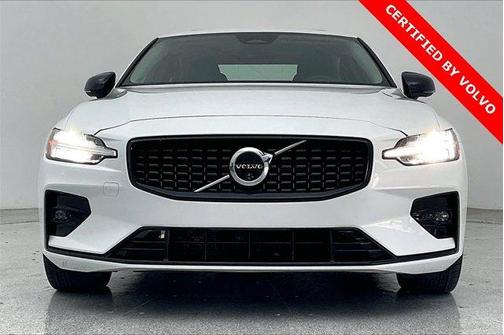 2024 Volvo S60 B5 Plus Dark Theme