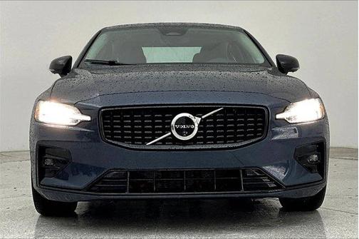2024 Volvo S60 B5 Plus Dark Theme