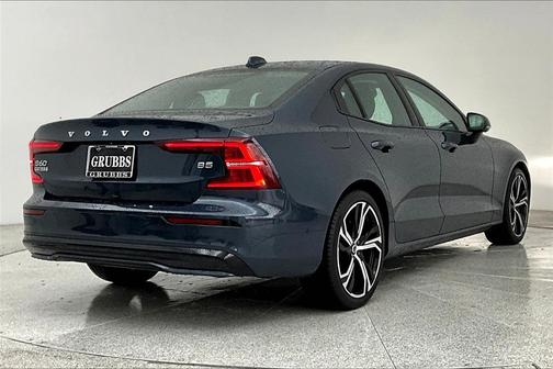 2024 Volvo S60 B5 Plus Dark Theme