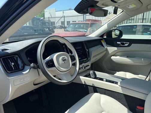 2025 Volvo XC60 Plug-In Hybrid T8 Plus