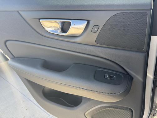 2024 Volvo S60 B5 Plus Dark Theme