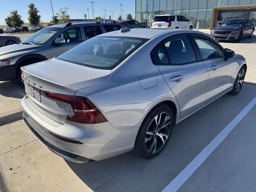 2024 Volvo S60 B5 Plus Dark Theme