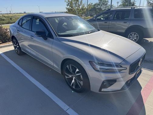 2024 Volvo S60 B5 Plus Dark Theme