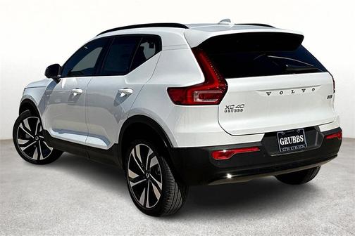 2025 Volvo XC40 B5 Ultra Dark Theme