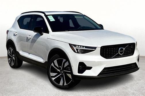 2025 Volvo XC40 B5 Ultra Dark Theme