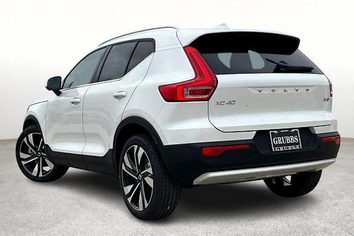 2025 Volvo XC40 B5 Ultra Bright Theme