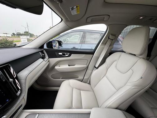 2025 Volvo XC60 Plug-In Hybrid T8 Plus