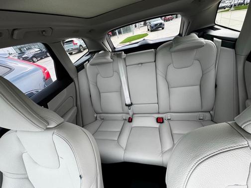 2025 Volvo XC60 Plug-In Hybrid T8 Plus