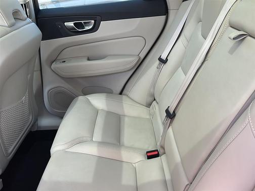 2022 Volvo XC60 B5 Inscription