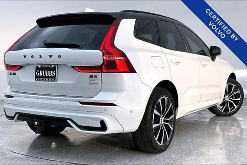 2023 Volvo XC60 B5 Ultimate Dark Theme