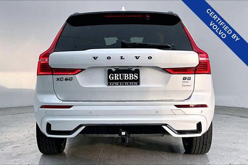 2023 Volvo XC60 B5 Ultimate Dark Theme