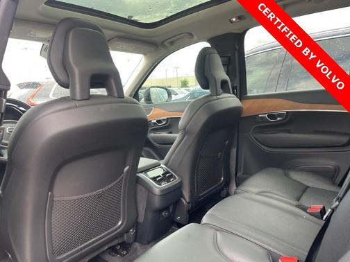 2022 Volvo XC90 T6 Momentum 7 Passenger