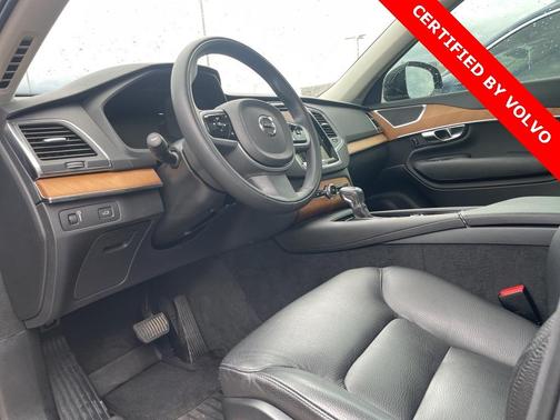 2022 Volvo XC90 T6 Momentum 7 Passenger