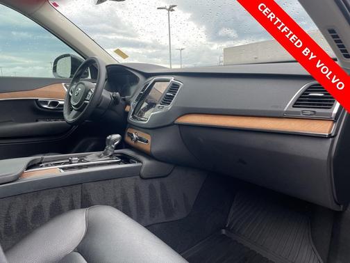 2022 Volvo XC90 T6 Momentum 7 Passenger