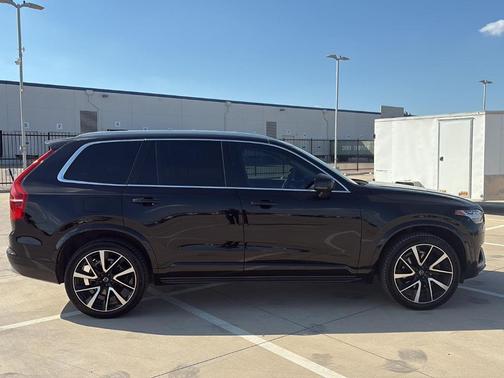 2022 Volvo XC90 T6 Momentum 7 Passenger
