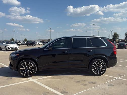 2022 Volvo XC90 T6 Momentum 7 Passenger