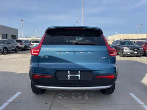 2025 Volvo XC40 B5 Plus Bright Theme