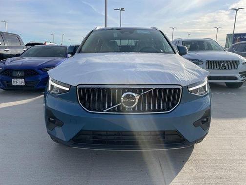 2025 Volvo XC40 B5 Plus Bright Theme