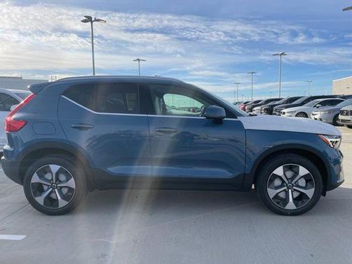 2025 Volvo XC40 B5 Plus Bright Theme