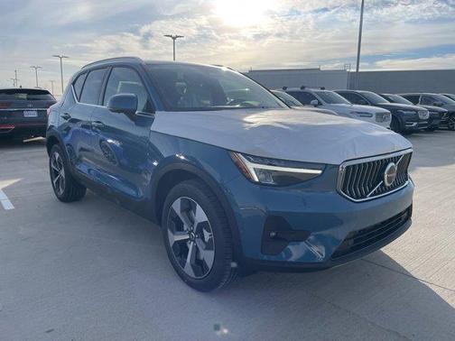 2025 Volvo XC40 B5 Plus Bright Theme