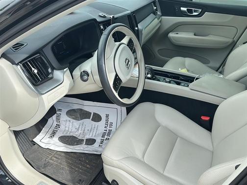 2024 Volvo XC60 B5 Core Dark Theme