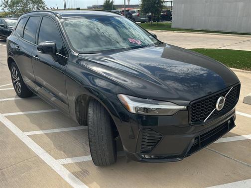 2024 Volvo XC60 B5 Core Dark Theme