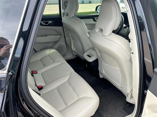 2024 Volvo XC60 B5 Core Dark Theme
