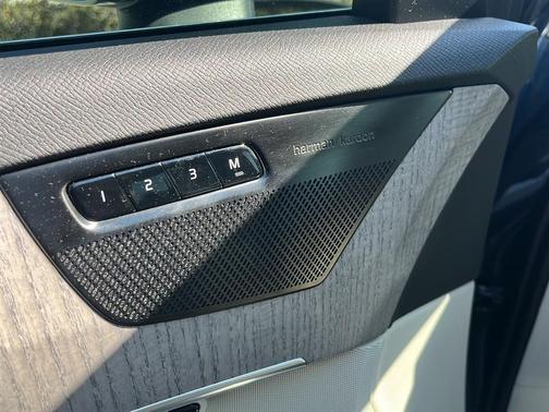 2024 Volvo XC90 B6 Plus Bright Theme 7-Seater