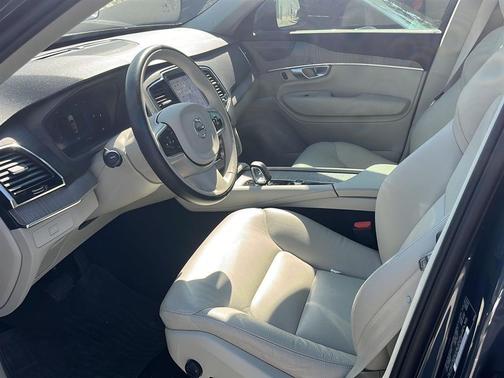 2024 Volvo XC90 B6 Plus Bright Theme 7-Seater