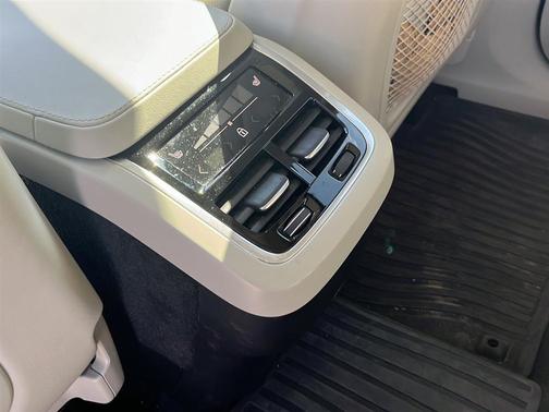 2024 Volvo XC90 B6 Plus Bright Theme 7-Seater