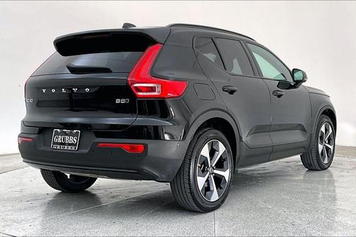 2025 Volvo XC40 B5 Plus Dark Theme