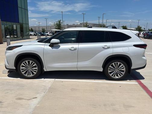 2024 Toyota Highlander Hybrid Platinum