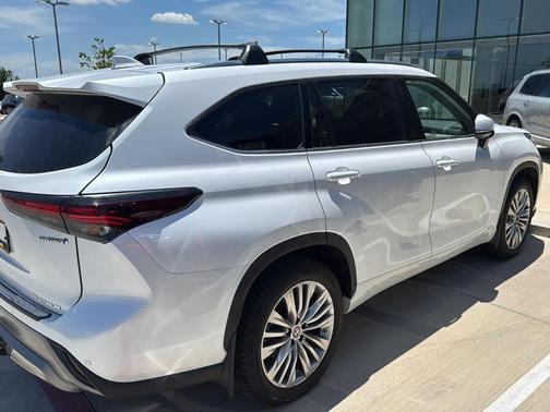 2024 Toyota Highlander Hybrid Platinum