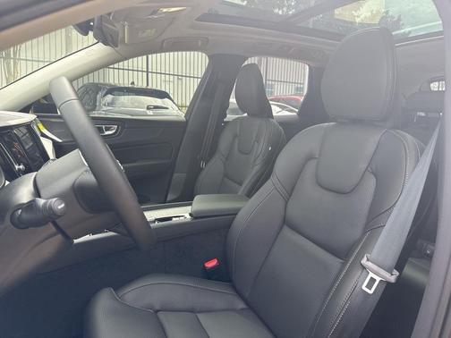 2025 Volvo XC60 B5 Ultra