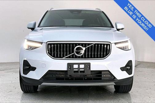 2025 Volvo XC40 B5 Plus Bright Theme