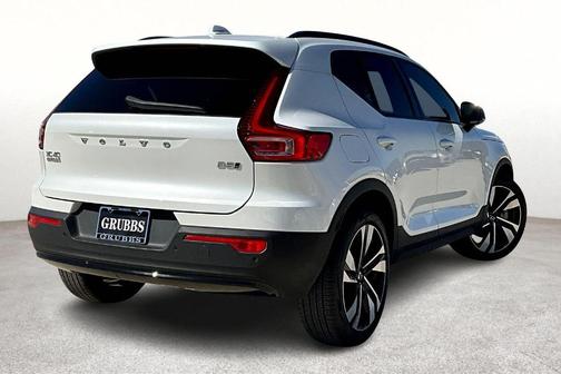 2025 Volvo XC40 B5 Ultra Dark Theme