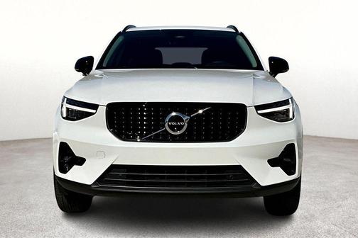 2025 Volvo XC40 B5 Ultra Dark Theme