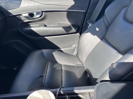 2020 Volvo XC90 T5 Momentum 7 Passenger