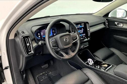 2025 Volvo XC40 B5 Plus Bright Theme