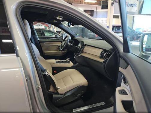 2025 Volvo XC90 B6 Plus 7-Seater