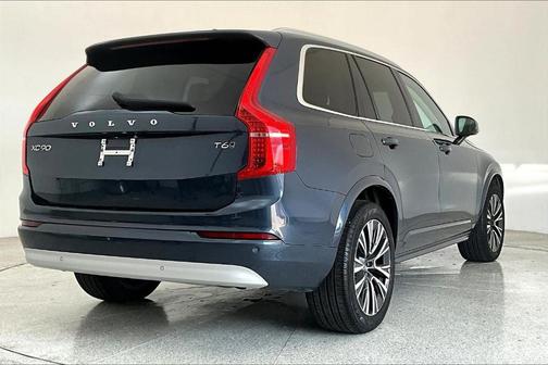 2022 Volvo XC90 T6 Momentum 7 Passenger