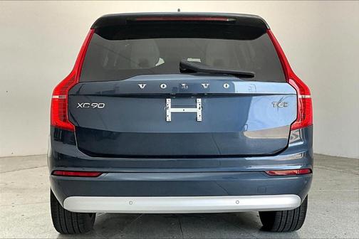 2022 Volvo XC90 T6 Momentum 7 Passenger