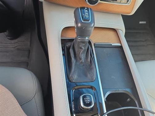 2022 Volvo XC90 T6 Momentum 7 Passenger