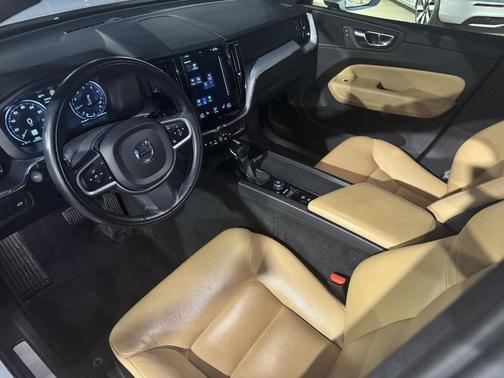 2020 Volvo XC60 T5 Momentum