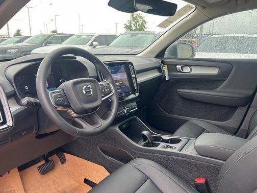 2025 Volvo XC40 B5 Core Bright Theme