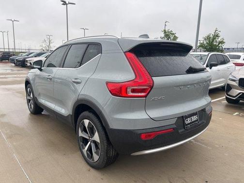 2025 Volvo XC40 B5 Core Bright Theme